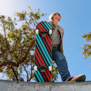 Schwarzes rotes blaues Streifenmuster Skateboard
