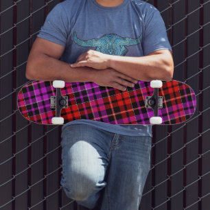 Schwarzes rotes violettes Karo-Tartan-Design Skateboard