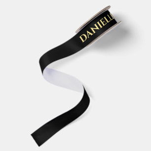 Schwarzes Satinband mit goldener Namensprägung zum