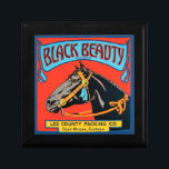 Schwarzes Schönheitsross auf rotem Hintergrund Erinnerungskiste<br><div class="desc">Dieses Vintage Kratetikett eines schwarzen Pferdes auf rotem Hintergrund wird jedem Vintagen Kunstliebhaber gefallen. Die Farben sind sehr lebendig und scharf. Wählen Sie dieses Bild noch heute für Ihr Produkt aus.</div>