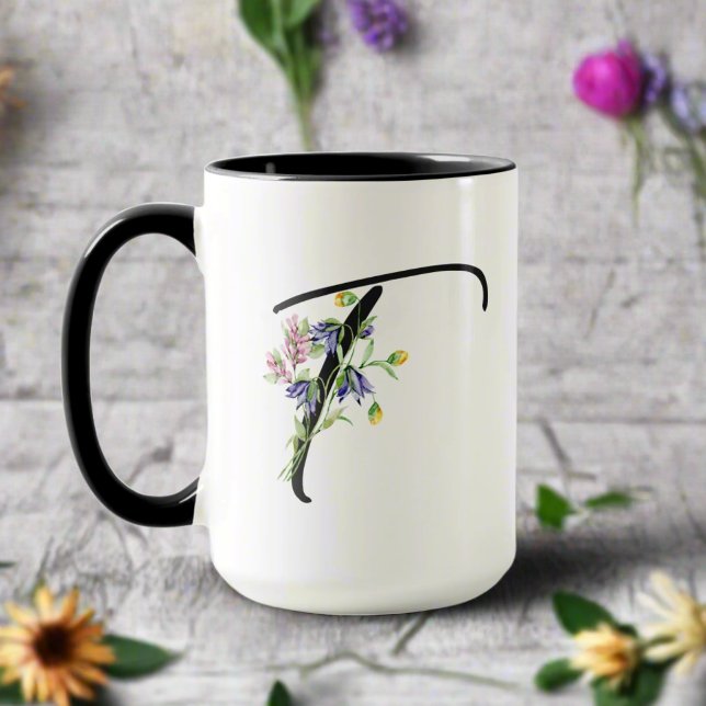 Schwarzes Script Letter "T" Farbige Wildblumen Tasse (Von Creator hochgeladen)