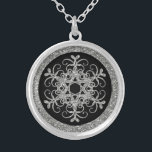 Schwarzes, silberne Glitzer BLICK Versilberte Kette<br><div class="desc">Diese festliche schwarze und silberne Glitterschnee-Flockenhalskette des IMITATS (GEDRUCKT) bringt die Winterhochzeitseinladung zusammen,  die unten gezeigt wird und würde ein nettes Geschenk zu geben Ihren Hochzeits-Partybegleitern wie Ihrer Trauzeugin,  Brautjungfern und Blumen-Mädchen lassen,  oder kaufen Sie es,  um Ihrem Winter oder Weihnachtszusätzen hinzuzufügen.</div>