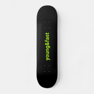 Schwarzes Skateboard mit dem Ausdruck "jung und sc
