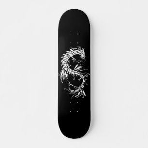 Schwarzes Skateboard mit dunklem Drachenweiß