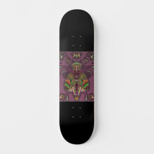 Schwarzes Skateboard mit neonfarbenem Insekt