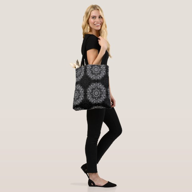 Schwarzes spirituelles indisches Mandala-Muster (Am Model)