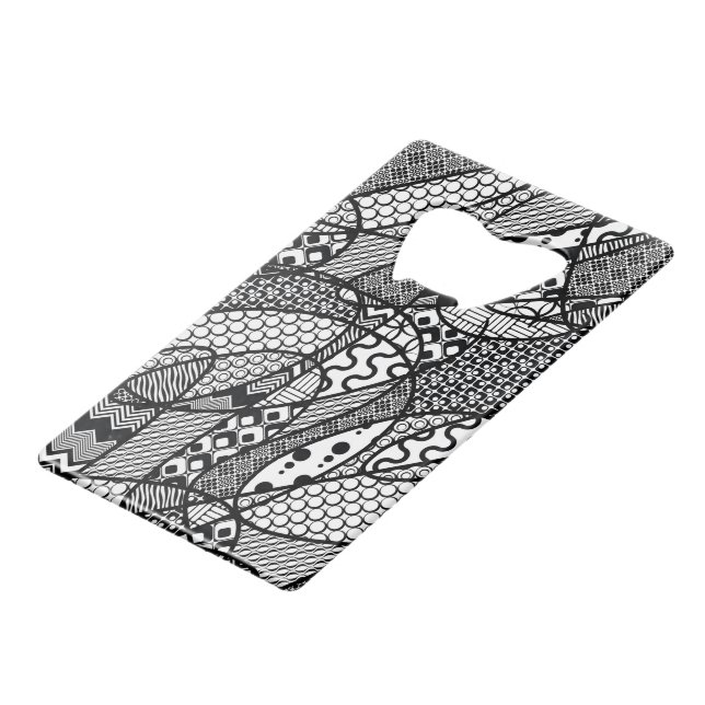 Schwarzes u. weißes Muster-Patchwork 05 Kreditkarten Flaschenöffner (Vorderseite Schrägansicht)
