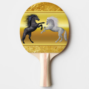 Schwarzes und ein weißes Pferd, die kämpfen Tischtennis Schläger