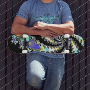 Schwarzes und mehrfarbiges Skateboard des wirbelnd