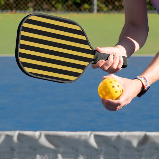 Schwarzes und metallic-gold gestreiftes Pickleball Schläger (InSitu)