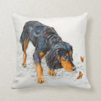 Schwarzes und tan Cocker spaniel mit Kissen