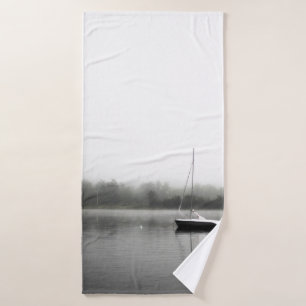 SCHWARZES UND WEISSES BOOT AM SEE BADEHANDTUCH
