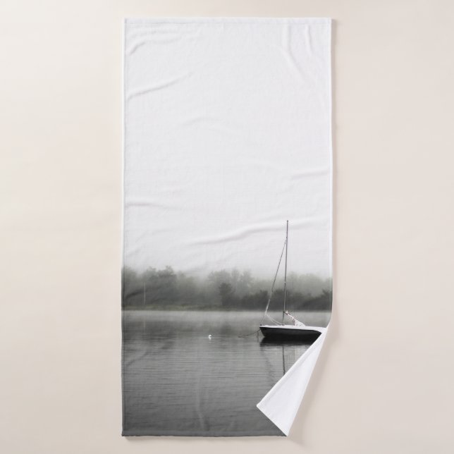SCHWARZES UND WEISSES BOOT AM SEE BADEHANDTUCH (Badehandtuch)