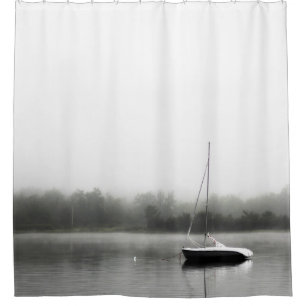 SCHWARZES UND WEISSES BOOT AM SEE DUSCHVORHANG