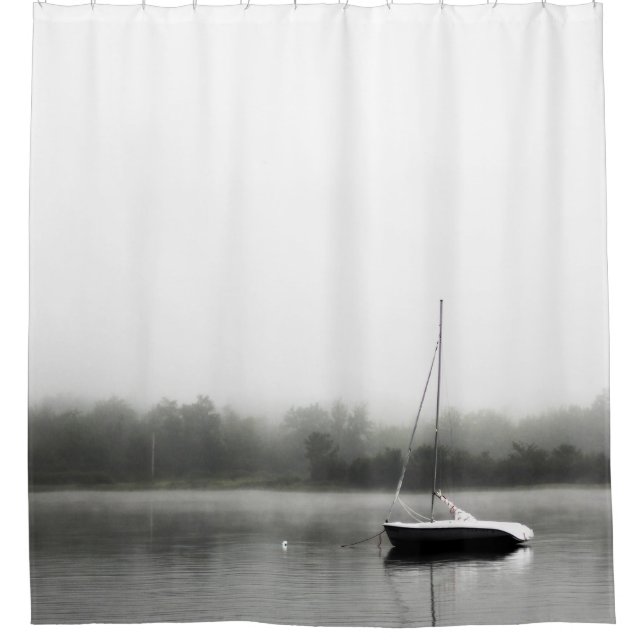 SCHWARZES UND WEISSES BOOT AM SEE DUSCHVORHANG (Vorderseite)