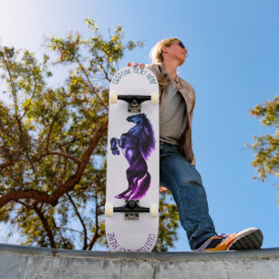 Schwarzes Wildpferd - Ihr Text Skateboard