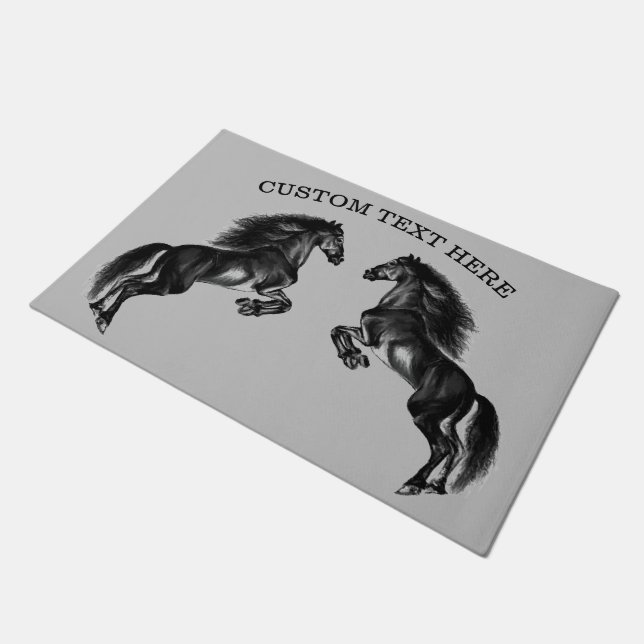 Schwarzes Wildpferd mit benutzerdefiniertem Text Fußmatte (Schrägansicht)