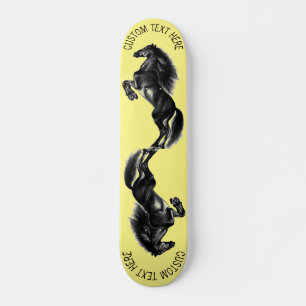 Schwarzes Wildpferd - Zeichnend - Text hinzufügen Skateboard