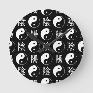 Schwarzes Yinyang-Symbol chinesisches Textmuster Runde Wanduhr