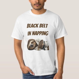 Schwarzgurtel im Schlummern Faultier T-Shirt