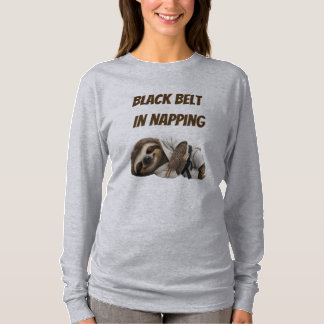 Schwarzgurtel im Schlummern Faultier T-Shirt