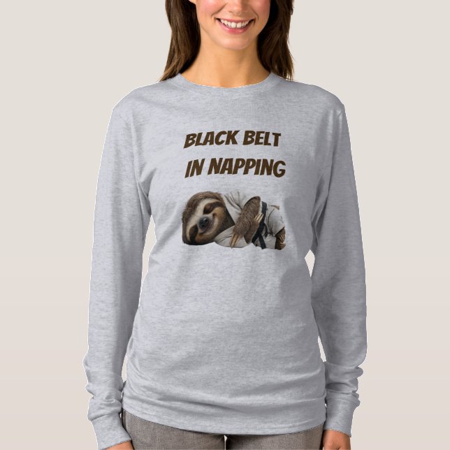 Schwarzgurtel im Schlummern Faultier T-Shirt (Vorderseite)