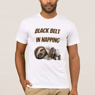 Schwarzgurtel im Schlummern Faultier T-Shirt