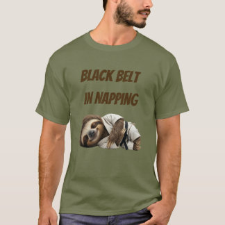 Schwarzgurtel im Schlummern Faultier T-Shirt