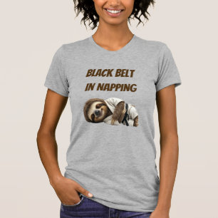 Schwarzgurtel im Schlummern Faultier T-Shirt