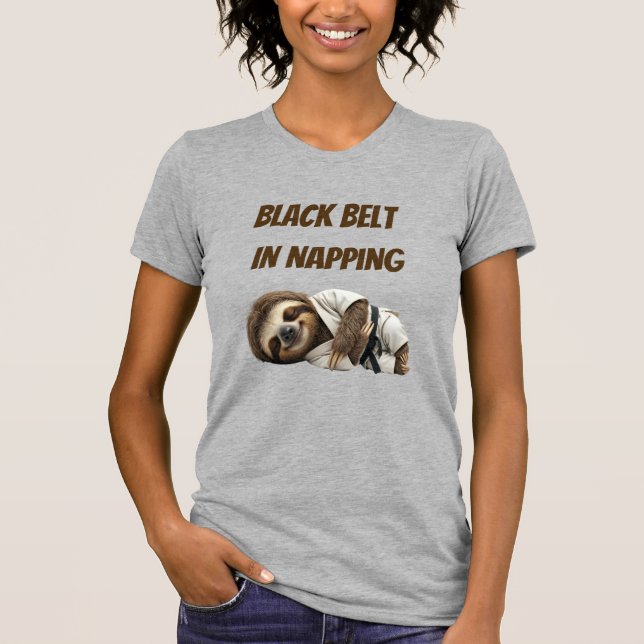 Schwarzgurtel im Schlummern Faultier T-Shirt (Vorderseite)