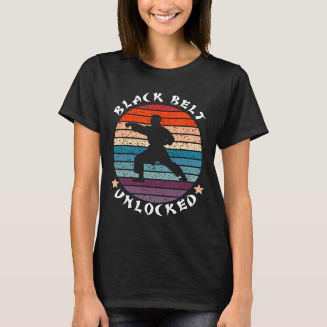 Schwarzgürtel-Level-Unlocks-Karate Behalten T-Shirt (Vorderseite)