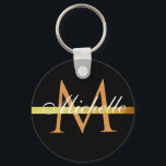 Schwarzkalligrafie Schlüsselanhänger<br><div class="desc">mit Monogramm Design mit personalisiertem Namenstext und schwarzem Hintergrund.</div>