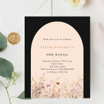 Schwarzpfirsichrosa Wildblume Blumenbudget Geburts<br><div class="desc">Eine elegante Wildblume. Schwarzer Hintergrund und ein pfirsichfarbener Bogen. Die Wildblumen sind in Beige,  Rosa und Aquarell gehalten. 1 Blatt = 1 Einladung mit Druckkante bis Kante.</div>