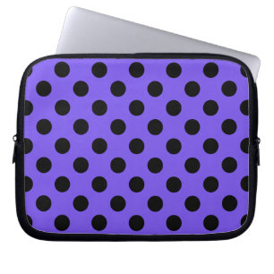 Schwarzpolka-Punkte auf Perwinkle Laptopschutzhülle