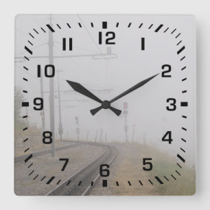 Schwarzquadratische Zahlen / Eisenbahnstrecken mit Quadratische Wanduhr