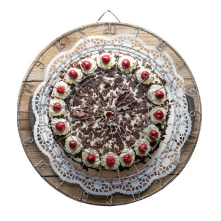 Schwarzwaldkuchen aus rustikalem Holz Dartscheibe