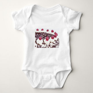 Schwarzwaldkuchen im Detail mit weißem Hintergrund Baby Strampler