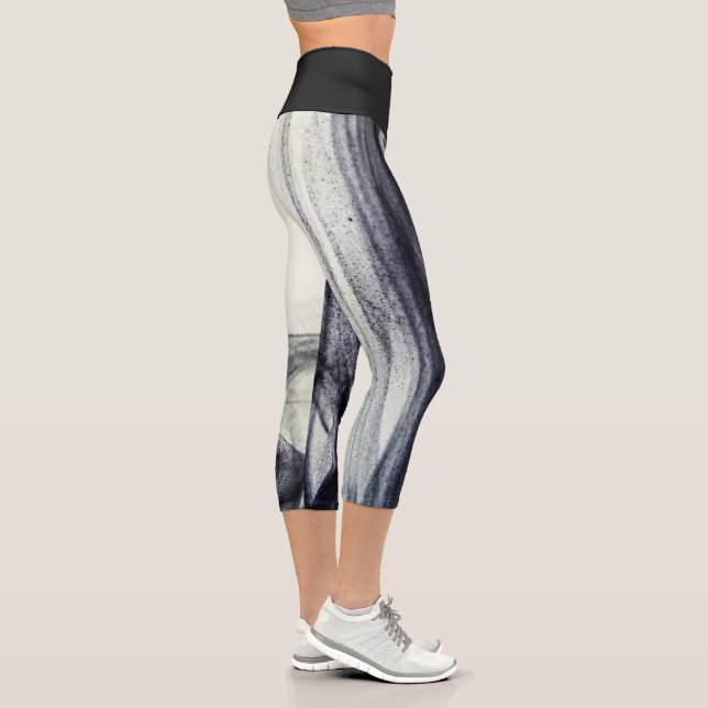 Schwarzweiß-Abstrakter Rauch Capri Leggings (Rechts)