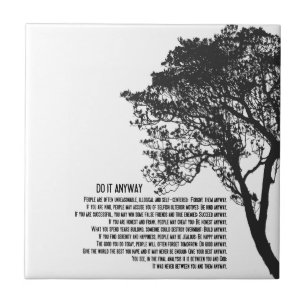 Schwarzweiss-Baum tun es irgendwie Fliese