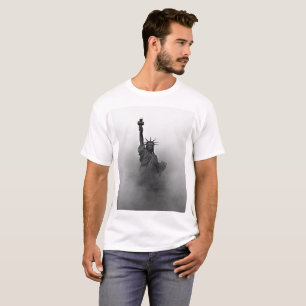 Schwarzweiss-Dame Liberty eingehüllt in Nebel T-Shirt