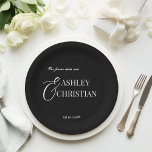 Schwarzweiß, elegante, einfache Monogramm gedruckt Pappteller<br><div class="desc">Schwarz-Weiß,  schlicht-minimalistisch Hochzeitscreen-Teller-Vorlage Braut und Bräutigam Namen Hochzeitsfeier Teller personalisiert Geschirr Dekoration</div>