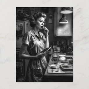 Schwarzweiß-Film-Noir-Frau in der Küche Postkarte