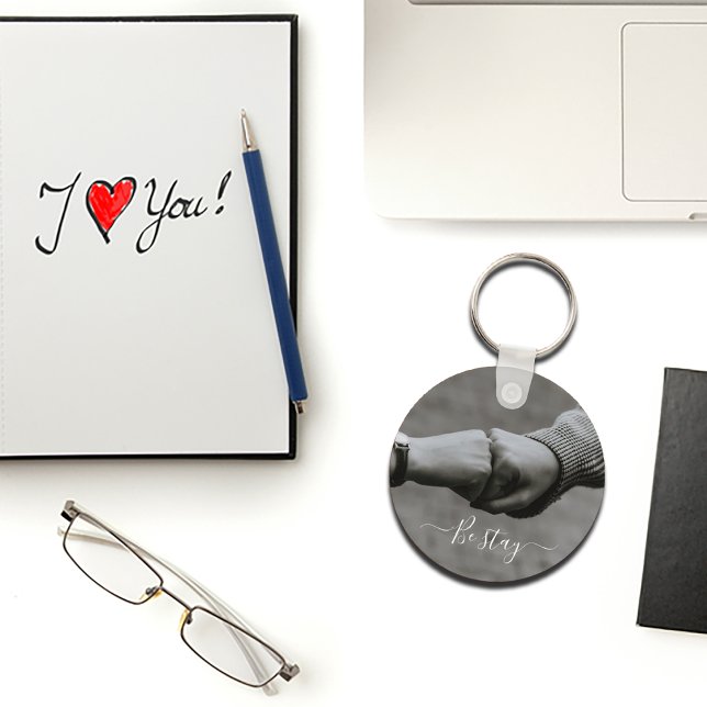 Schwarzweiß-Foto von Händen von zwei Personen Schl Schlüsselanhänger (
)