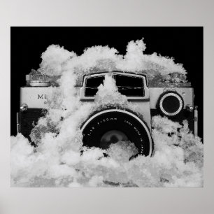 Schwarzweiss-Fotografie-Vintage Kamera im Schnee Poster