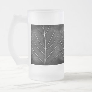 Schwarzweiß glühendes Blatt Nahaufnahme Mattglas Bierglas