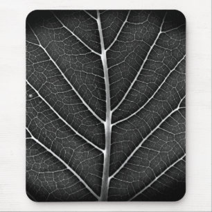 Schwarzweiß glühendes Blatt Nahaufnahme Mousepad