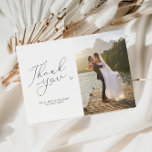 Schwarzweiß-Hochzeitsskript-Foto Dankeskarte<br><div class="desc">Eine moderne,  einfache Hochzeitskarte mit einem wunderschönen schwarzen Drehbuch und einem personalisierten Foto der Braut und Bräutigam. Fügen Sie Ihren Gästen eine persönliche Danksagung hinzu.</div>