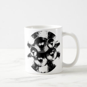 Schwarzweiß-Lautsprecher im Kreis Kaffeetasse