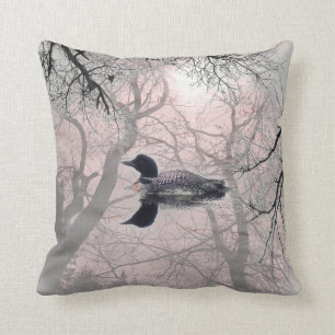 Schwarzweiss-Loon auf einem Seedekor-Kissenrosa Kissen