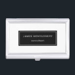 Schwarzweiss-Minimalistisches Visitenkarten Dose<br><div class="desc">Dieser unbedeutende Geschäftskartenschwarzweiss-kasten kennzeichnet Ihren Namen und Beruf in einer modernen weißen Typografie auf dem schwarzen Hintergrund,  der im Weiß gerahmt ist.  Vervollkommnen Sie für Berater,  Designer sowie Sektorfachleute,  in denen ein übersichtliches Design bevorzugt wird.</div>